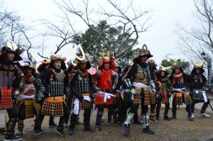 手作り甲冑を身にまとったニュージーランドの子ども達