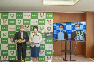 特産品として白岡市からは梨（白岡美人）をいただき、君津市から地酒を贈りました。