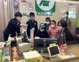 駅構内見学の様子