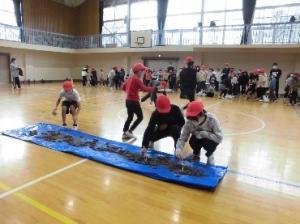 収穫したイモを使ったゲームをする様子