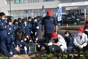 君津駅前ロータリー花植え
