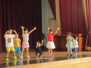 子どもがダンス発表する様子