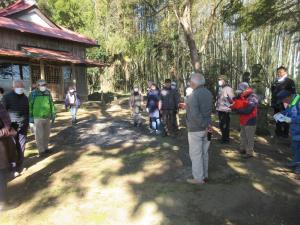 神社境内での説明の様子