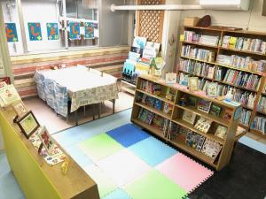 絵本コーナーと読書スペース