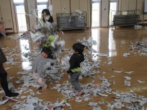 新聞をビリビリと破って遊ぶ様子