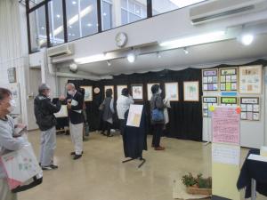 講演会終了後の聖生館長による展示作品の解説