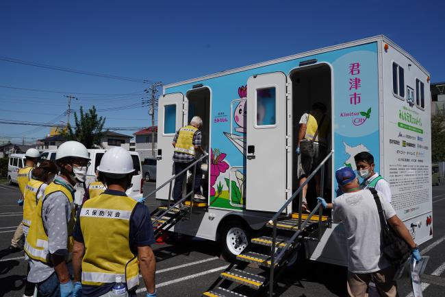 体験型訓練（トイレトレーラー展示見学）の様子