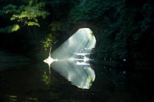 差し込む日の光がハート形に見える洞窟