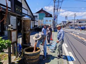 打ち水の水を汲む様子