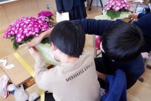 小学生との鉢花装飾の様子