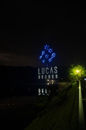 亀山湖での花火大会でのドローンショーの様子