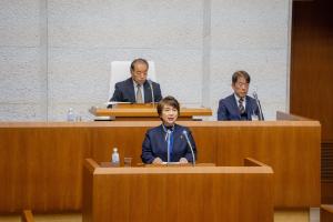 施政方針を述べる石井市長