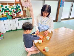 先生と遊んでいる様子