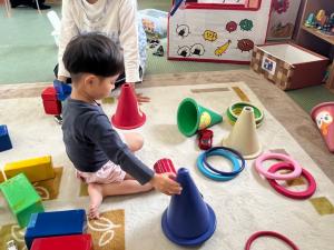 おもちゃで遊んでいるようす