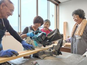 高速切断機で材料を切っている様子
