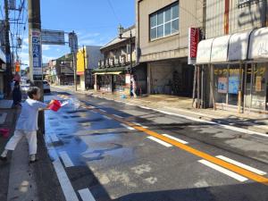 かなぐや前での打ち水