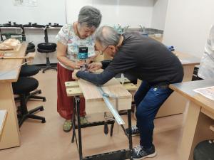 トリマーで溝を掘る様子