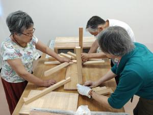 2段式の踏み台を組み立てる様子