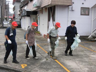 ボランティアのみなさまがごみ拾っている写真