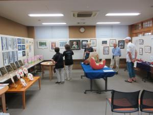 絵画や陶芸が並ぶ