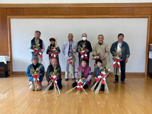 作った正月飾りと一緒に記念撮影