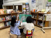 絵本を読む子どもたち