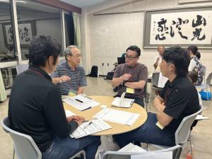 グループで話し合うようす