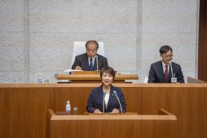 施政方針を述べる君津市長