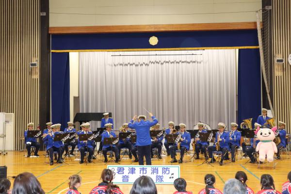 演奏している画像