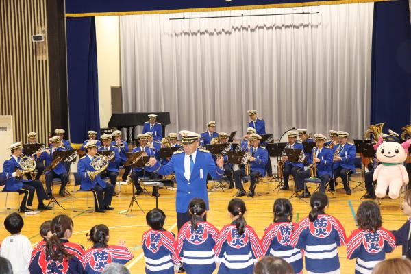 合唱している画像