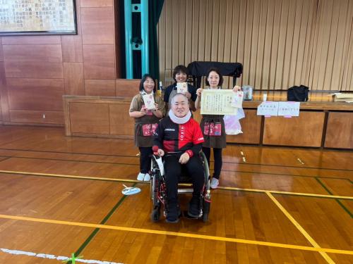 3位のチームの集合写真