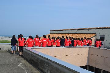中浜小学校屋上で、想いを込めて歌う