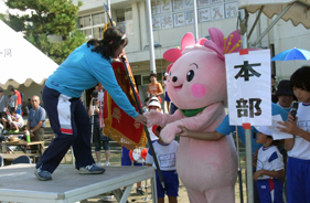 優勝旗を渡すお手伝いをしたよ