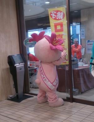 もうすぐ開店時間！入り口でお客さんをお出迎えー♪