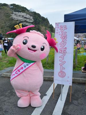 広場前でピース♪