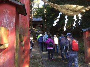 白山神社の鳥居をくぐるところ