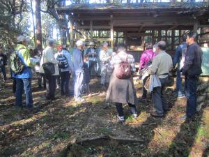 浅間神社で説明を受ける様子