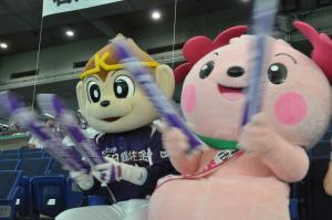 きみぴょんとマジッキーが応援席に座っている写真