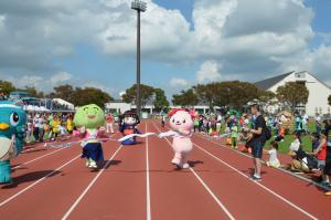 ご当地キャラクターがかけっこしている写真