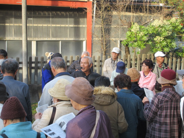 白山神社入口での説明