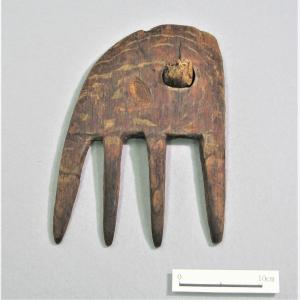 常代遺跡出土の木製品「又鍬」（千葉県指定有形文化財）