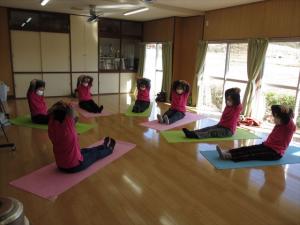 日渡根青年館で行われている体操の様子の写真